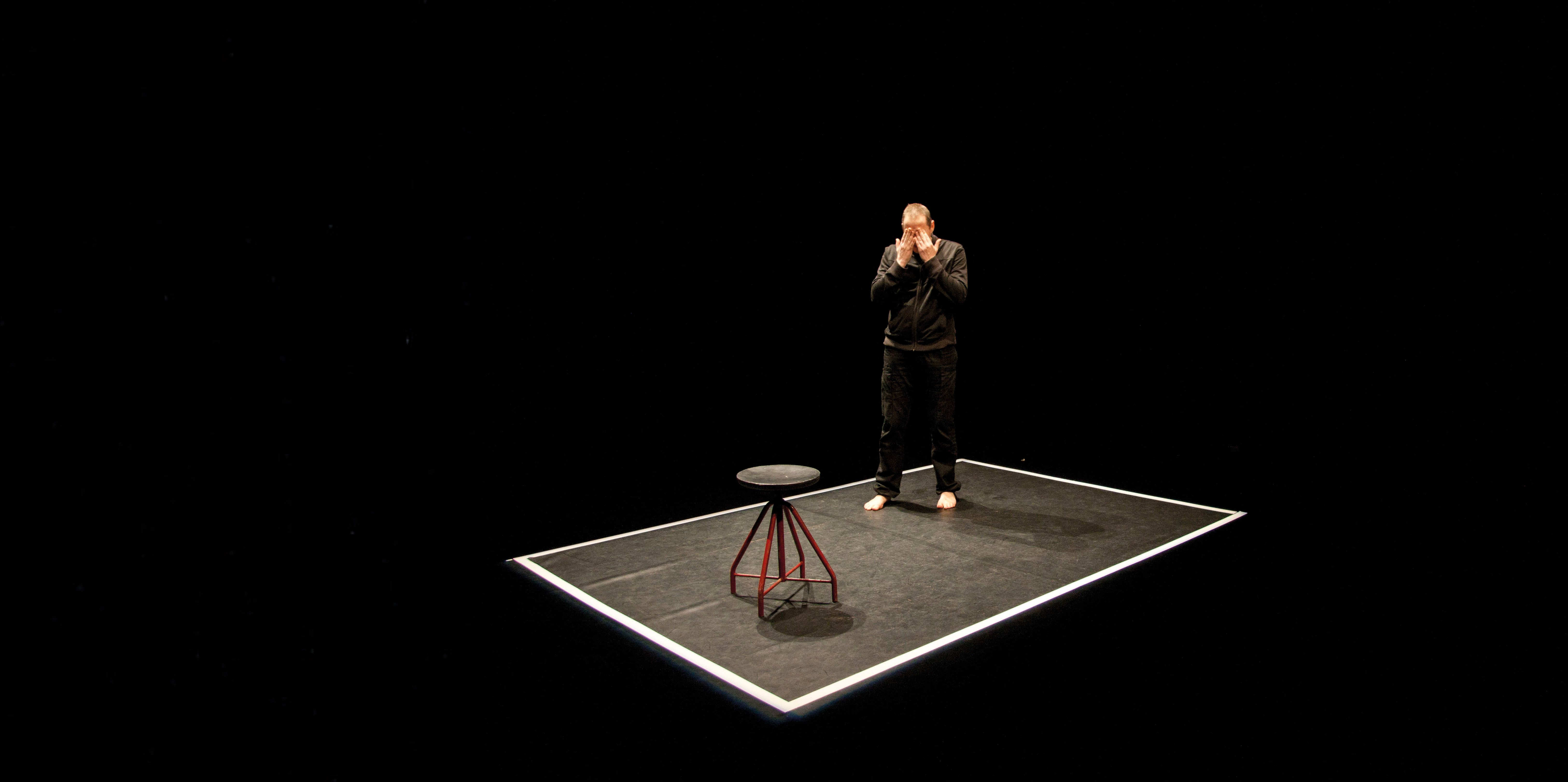 Un homme debout