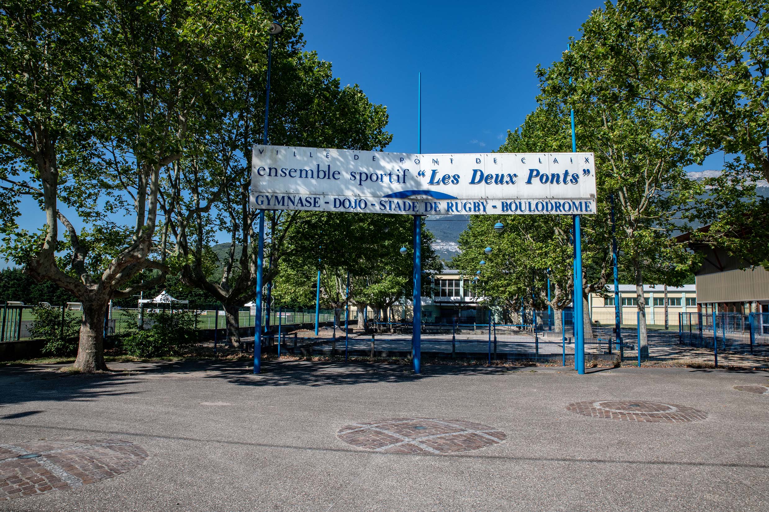 Devanture du complexe sportif des Deux Ponts