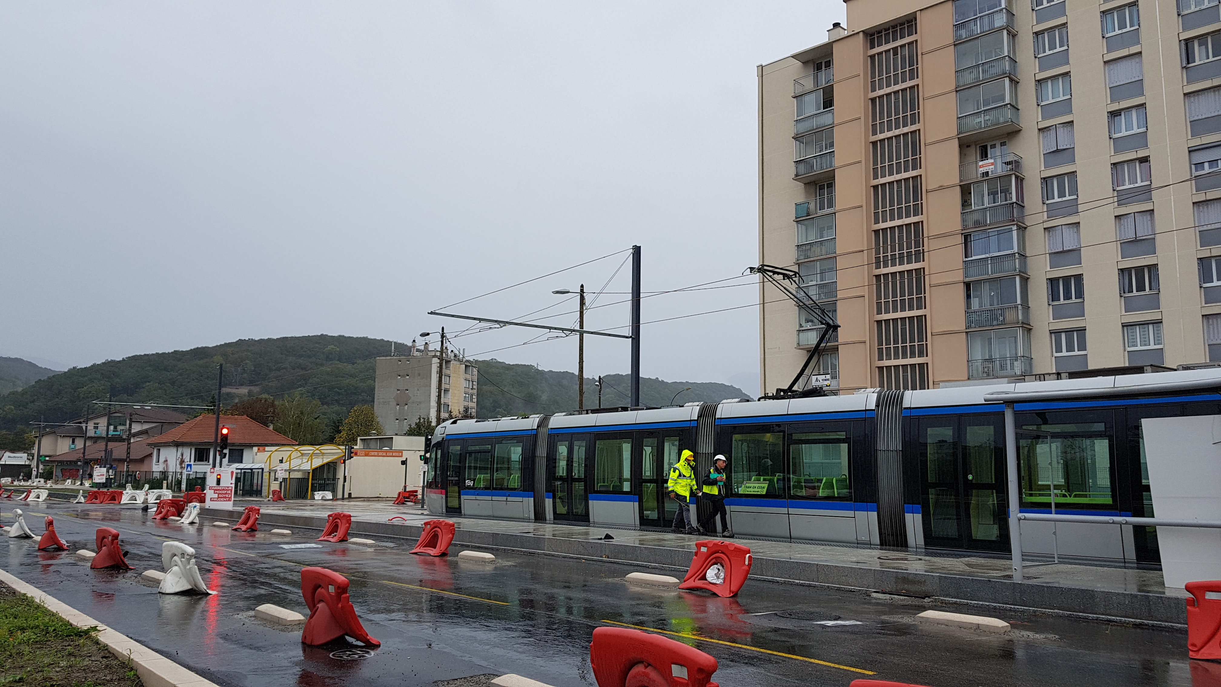 Le tram avenue Charles de Gaulle