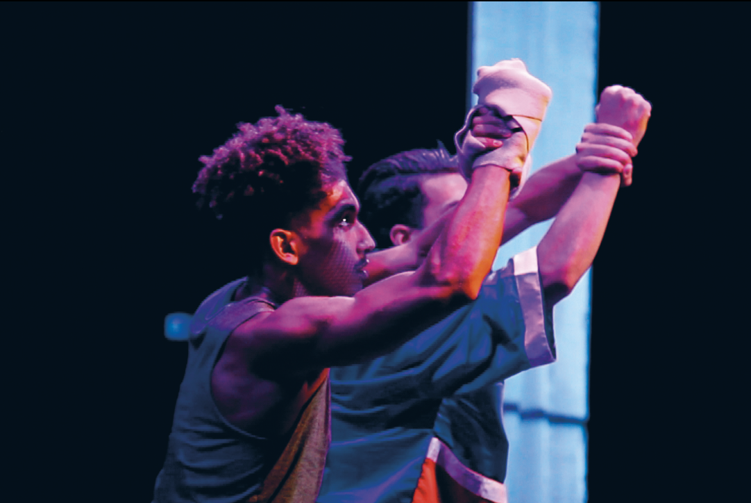 Un duo de danseurs mêlant danse contemporaine et hip hop autour de la préparation d’un combat de boxe