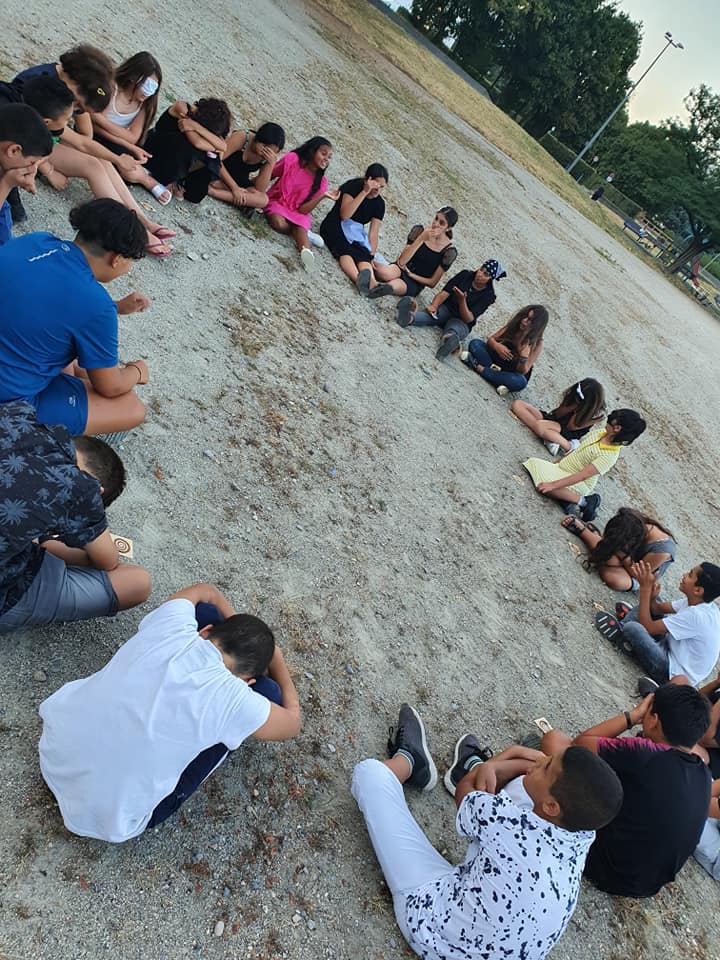 Jeunes sur le sable