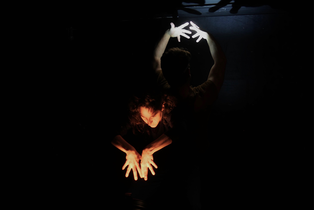 Enfants, comme tout un chacun, nous avons été fascinés par la magie du spectacle, nous avons joué à la création : faire vivre des objets, des ombres et des lumières, apparaître et disparaître, prendre l’espace, se mettre en scène
