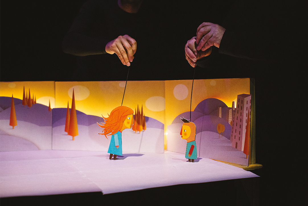 Dans une forme théâtrale à mi-chemin entre théâtre et cinéma d’animation, Même les lions évoque l’adolescence, quand le regard des autres devient le seul moyen de se définir.