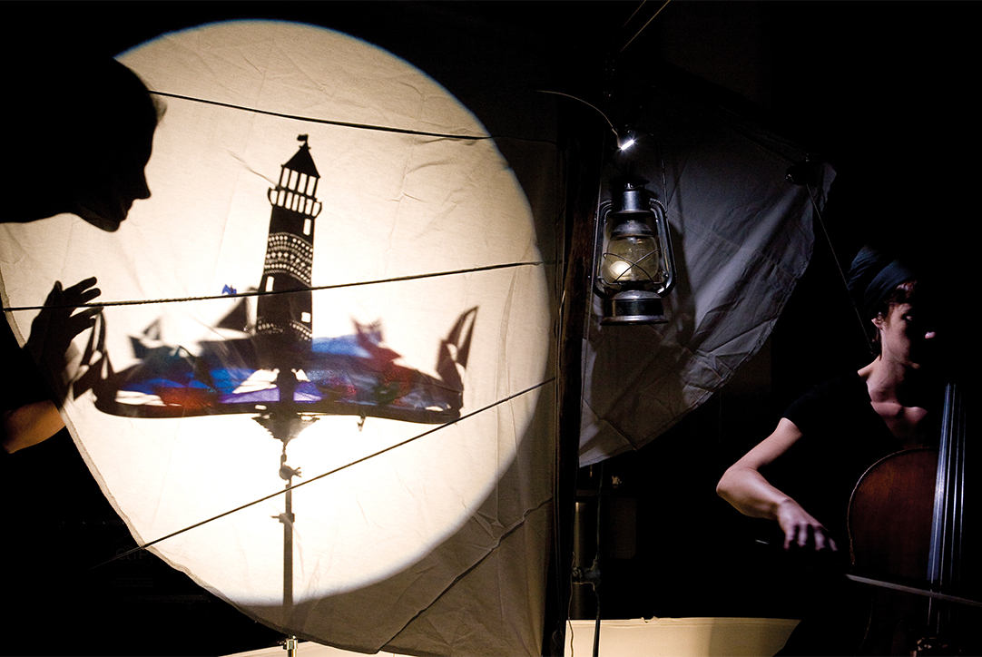 Une enveloppe de douceur : Le Bateau est une échappée onirique, mêlant théâtre d’ombres, musique, sand-art, marionnettes lumineuses et autres trouvailles astucieuses et sensibles.