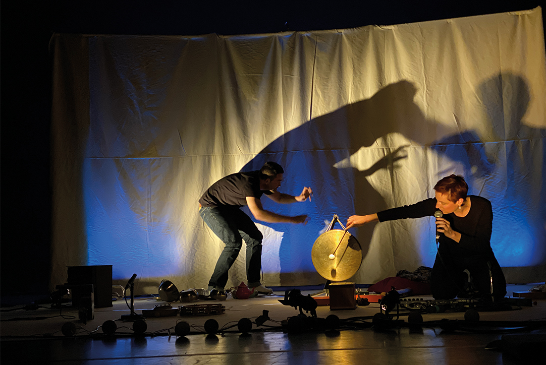 Un spectacle à mi-chemin entre la voix parlée et la voix chantée, entre paysages sonores et improvisations musicales