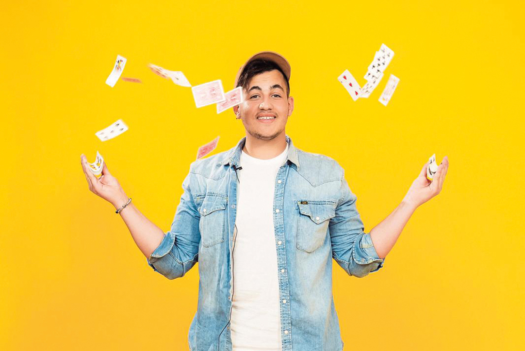 Aussi habile avec ses mots qu’avec ses cartes, l’artiste vous emmène dans un spectacle rythmé !
