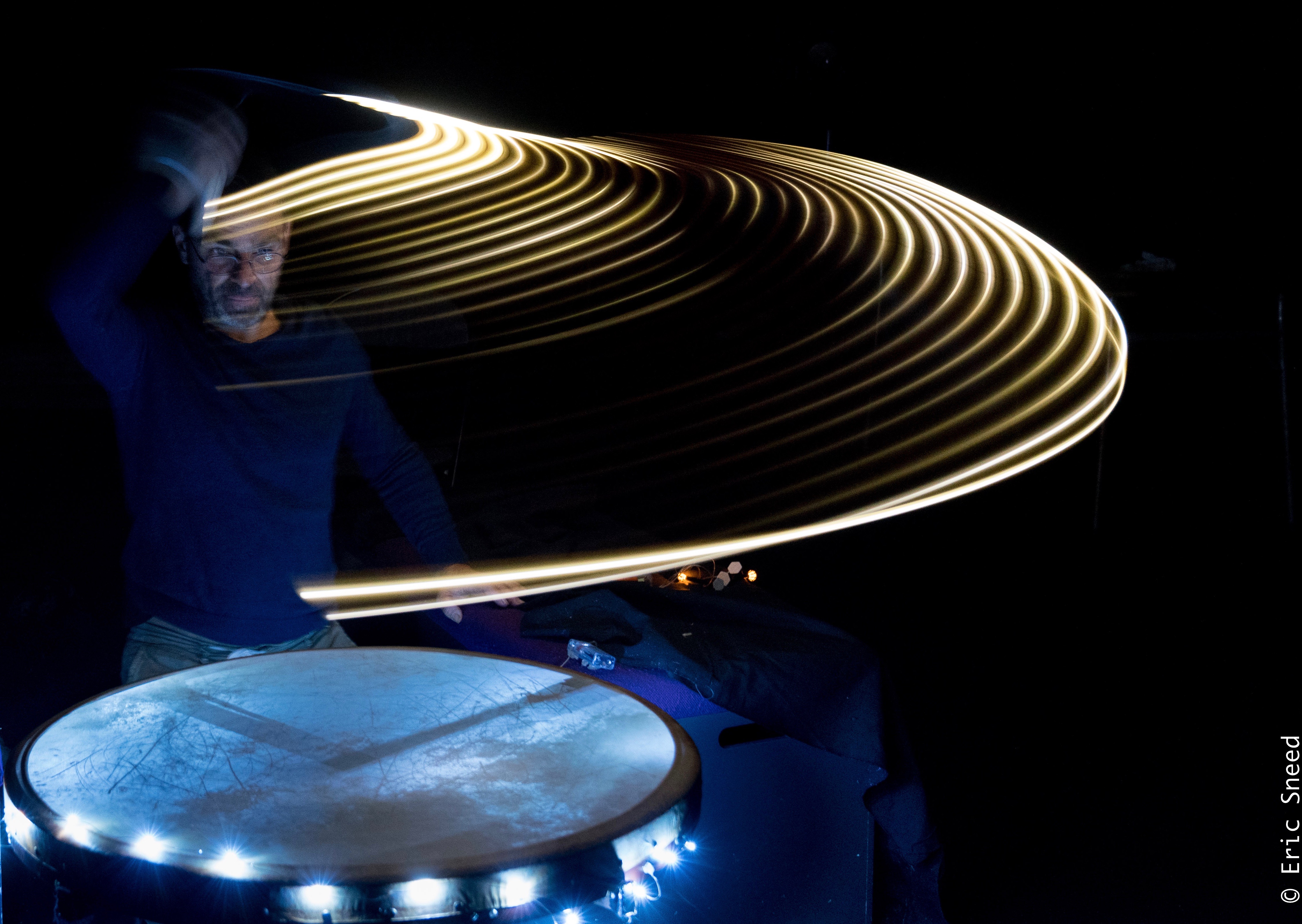 Minimaliste et hypnotique, le spectacle tout en lumières et vibrations vous transporte dans les étoiles...