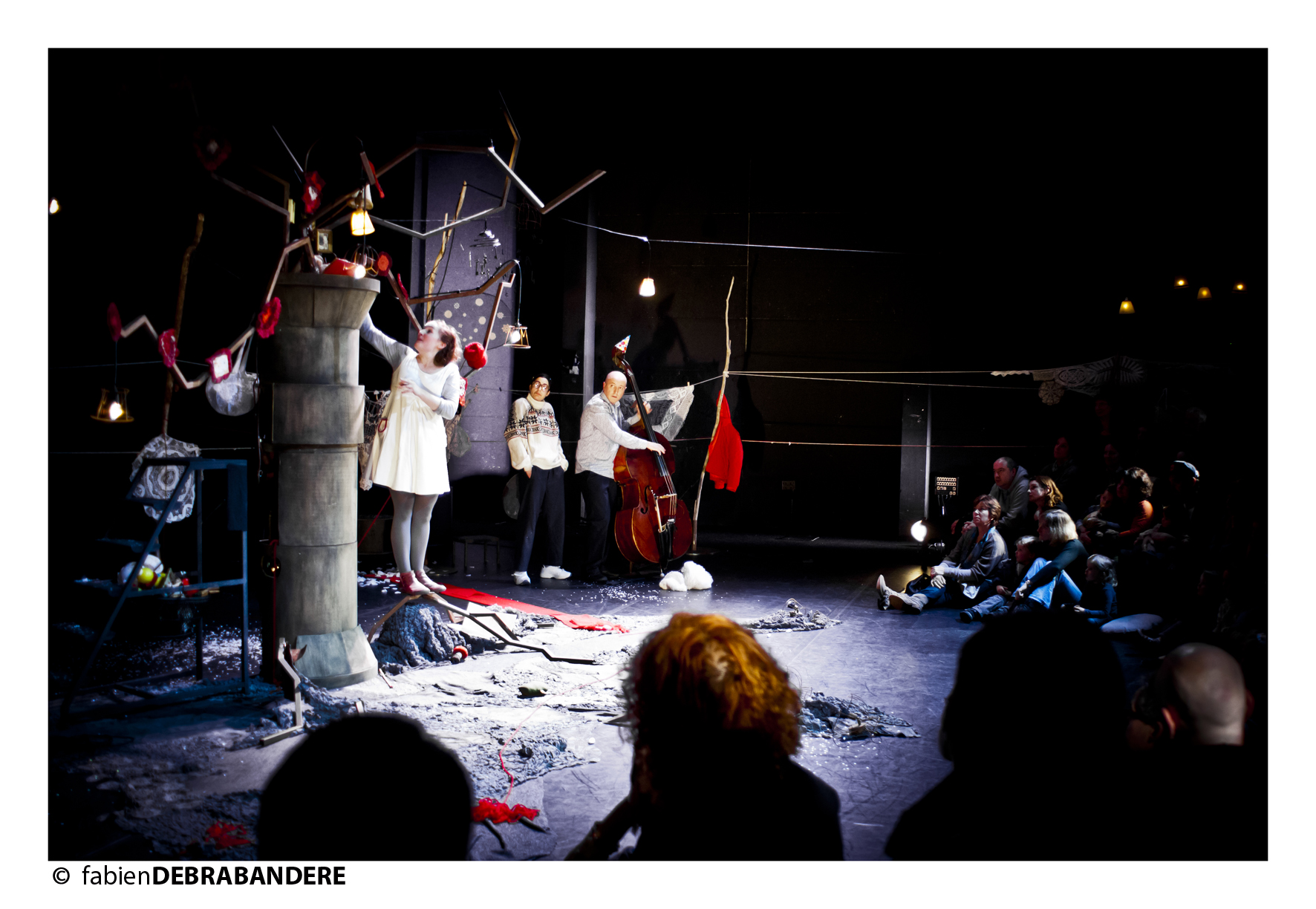 Dans un spectacle comme un cocon douillet, entre théâtre d'ombre et tricot, les personnages nous invitent à entrer en philosophie et questionner ce moi qui nous constitue.