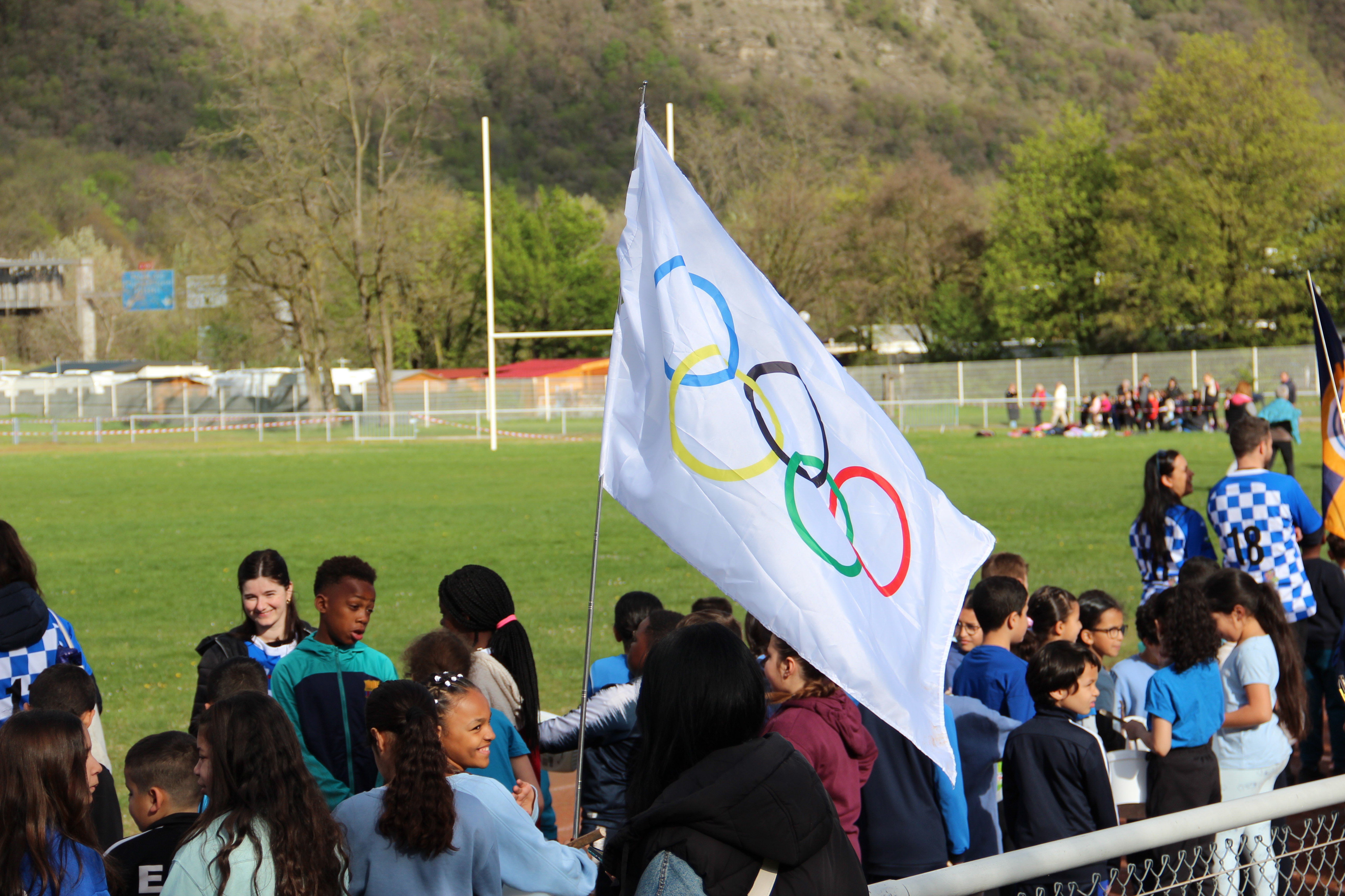 Défilé des écoliers avec le drapeau olympique