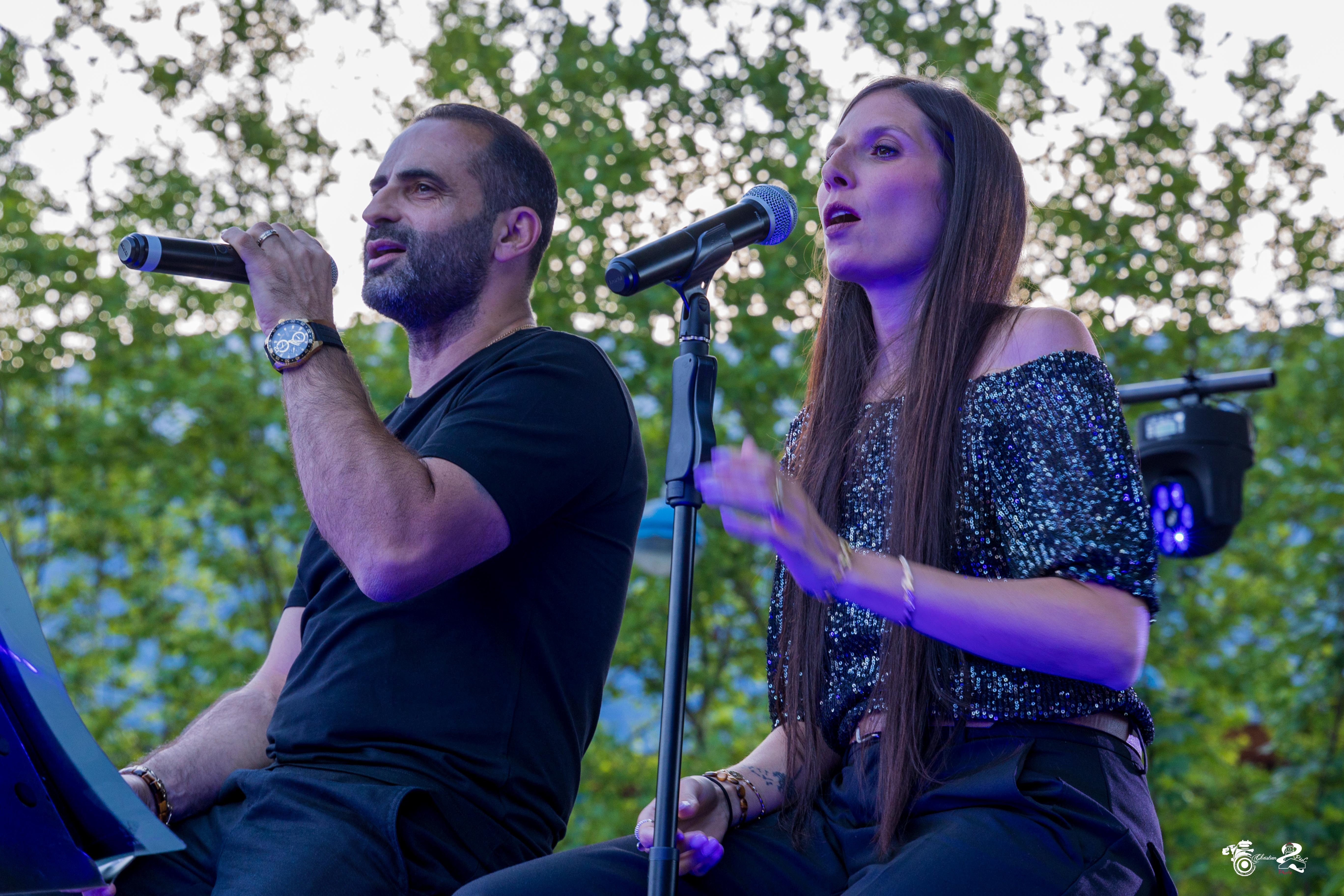 Chanteurs du groupe Gn&#039;Dess sur scène