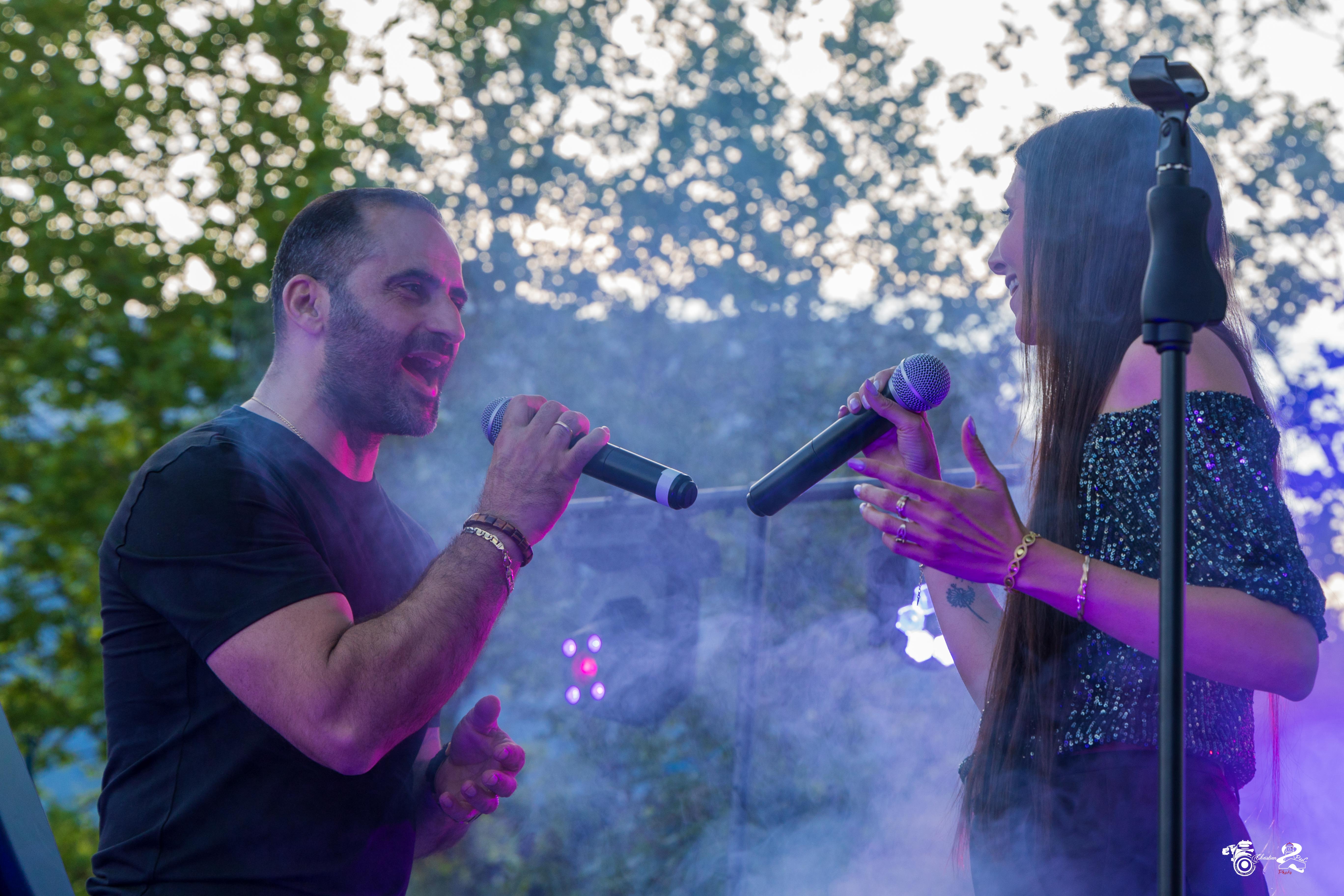 Chanteurs du groupe Gn&#039;Dess sur scène