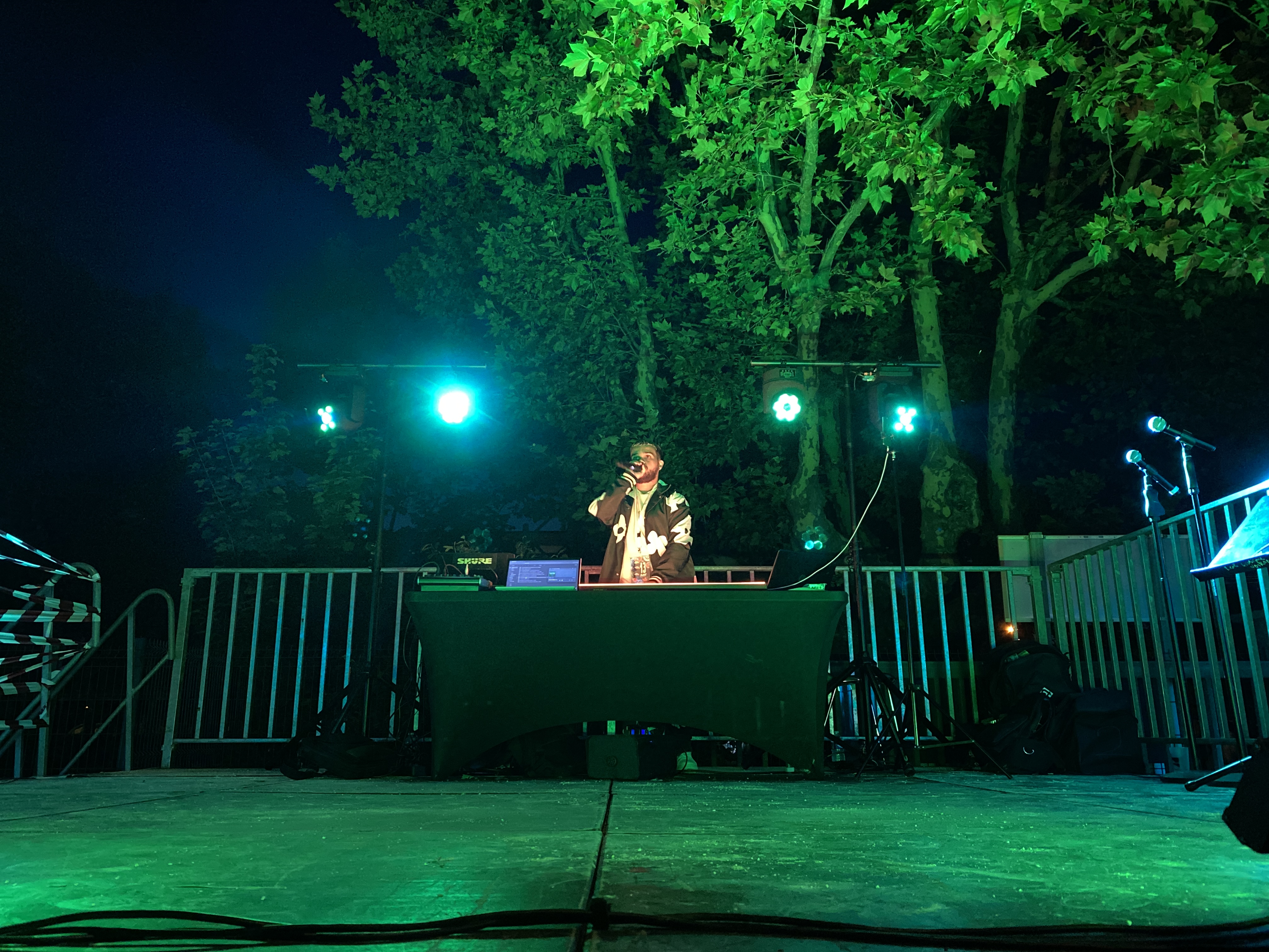 DJ sur la scène