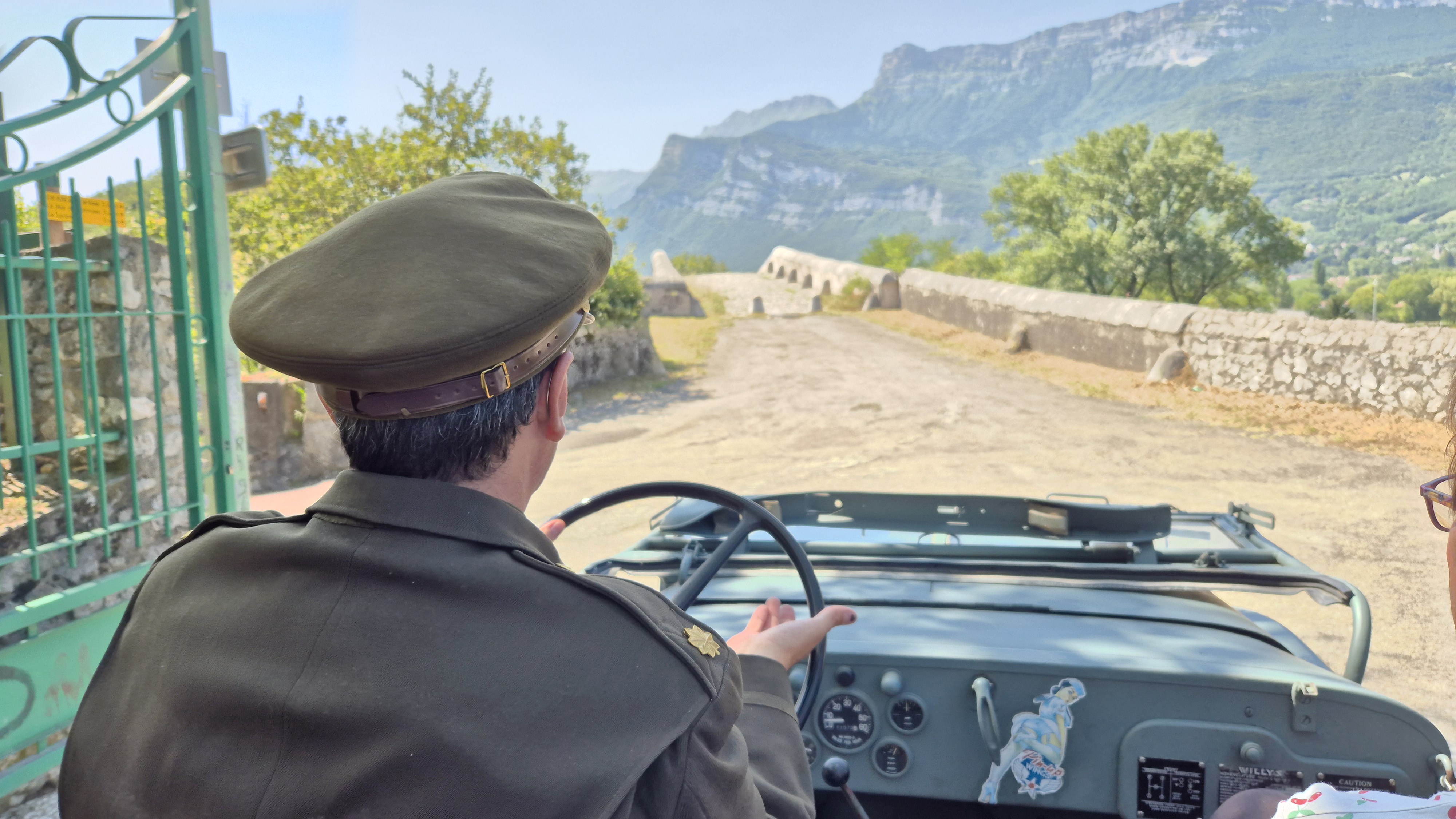 Reconstitution historique avec jeep et soldat