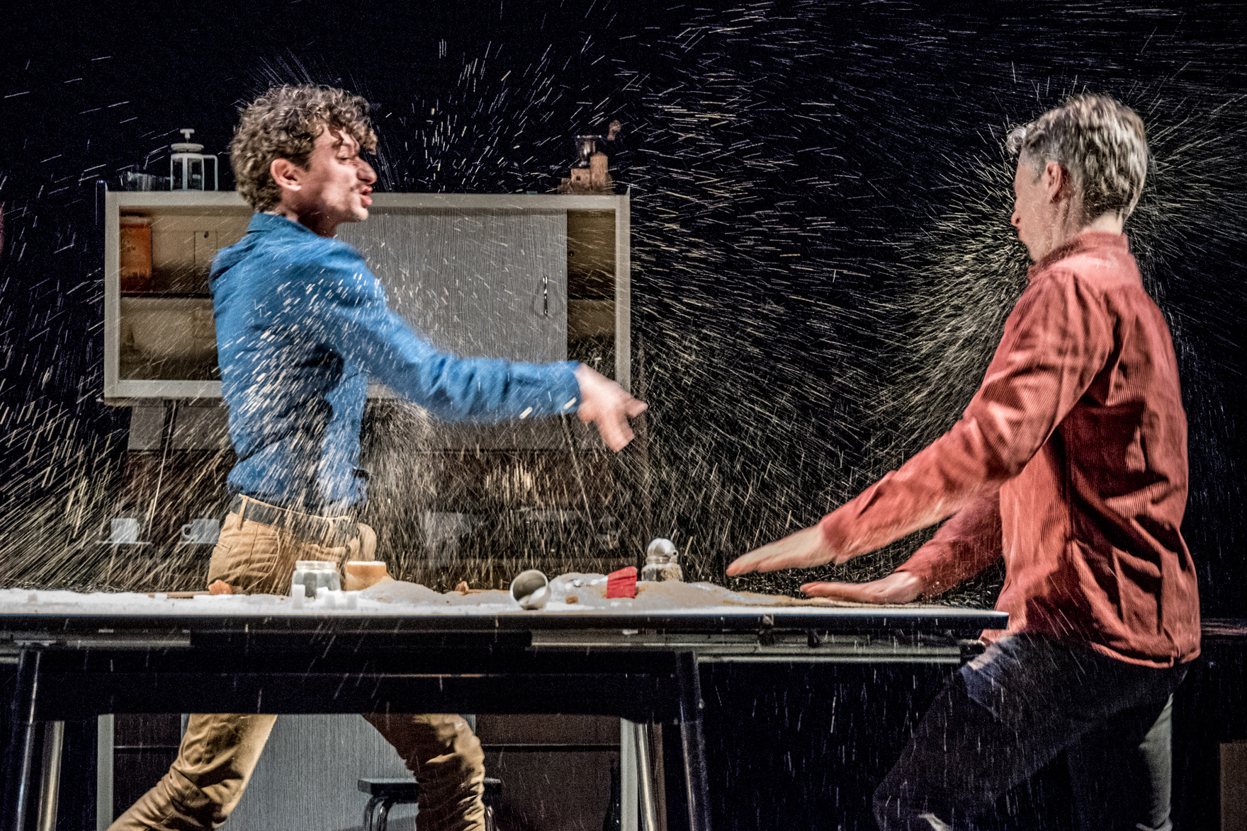 Frères, un spectacle de théâtre d’objet pour deux comédiens et un café très sucré