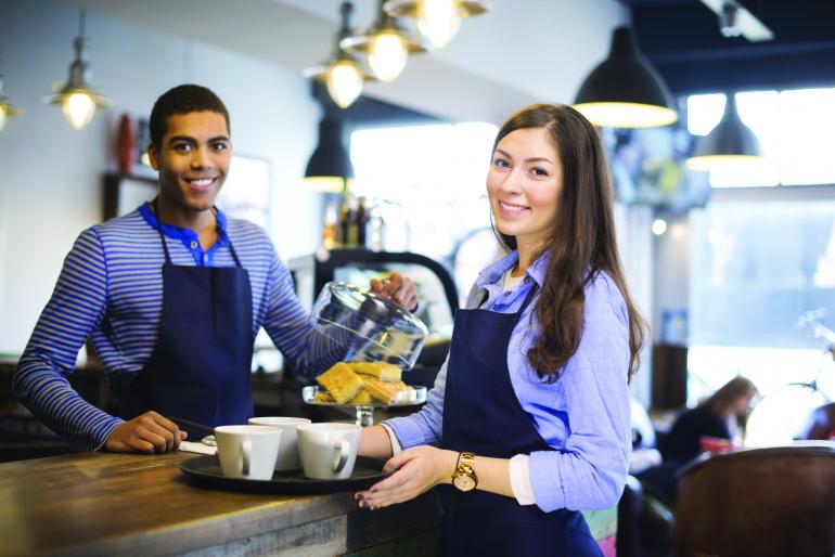 Deux jeunes serveurs