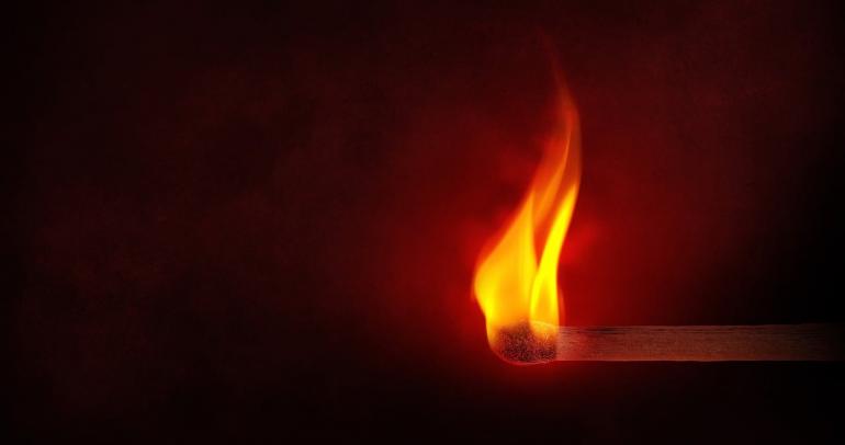 allumette avec flamme