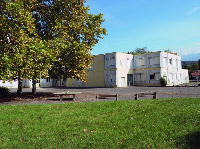 Bâtiments de l&#039;ancien collège et espaces verts devant