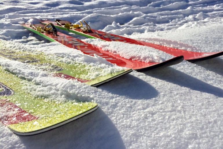 skis